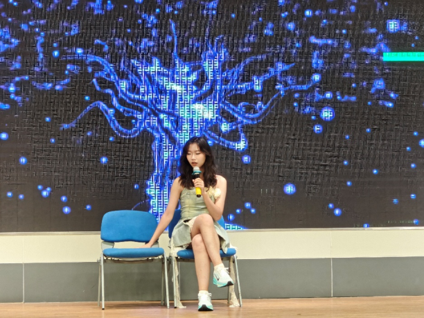 材料科学与工程学院朱彦冰唱跳表演《DOPAMINE》